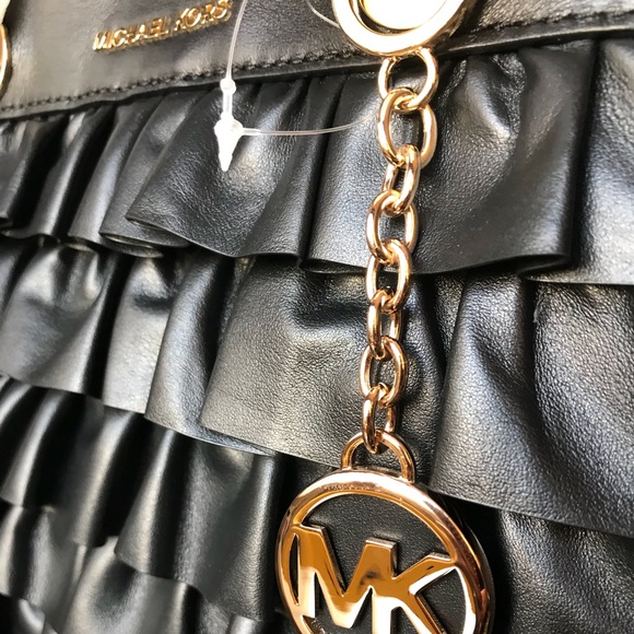 SOLD⛔️Authentic Michael Kors ruffled leather satch - Picture 8 of 8